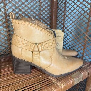 New with tags Frye and Co. Womens Palma Stacked Heel Booties Women’s size 6